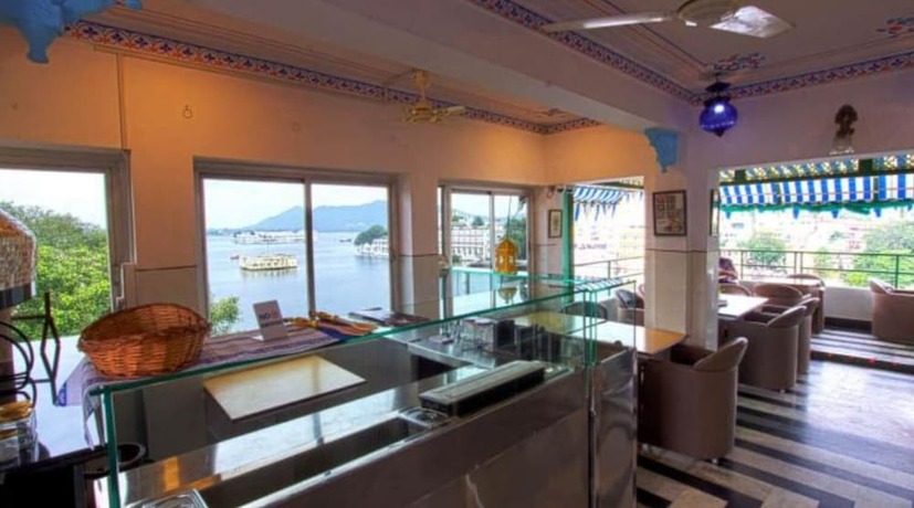 Imagen del bar/restaurante del Hotel Lake Paradise, Udaipur. Foto 4