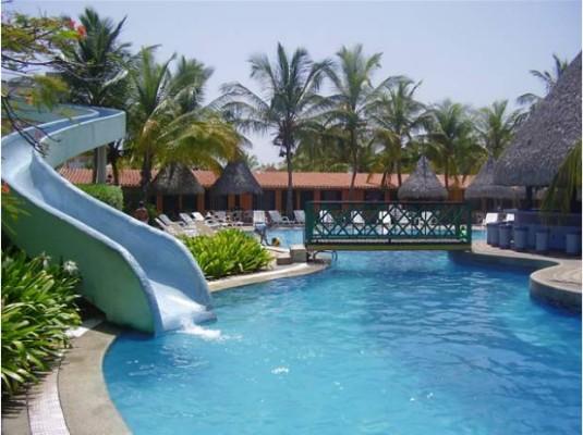 Imagen de la piscina del Hotel Lake Plaza. Foto 6