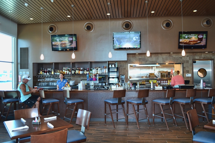 Imagen del bar/restaurante del Hotel Lake Powell Resort. Foto 4