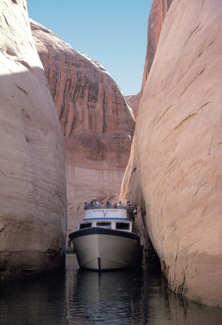 Imagen de los exteriores del Hotel Lake Powell Resort. Foto 9