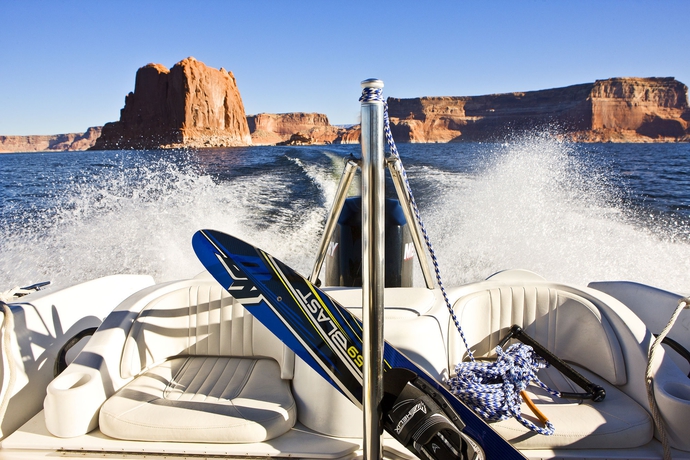 Imagen de los exteriores del Hotel Lake Powell Resort. Foto 11