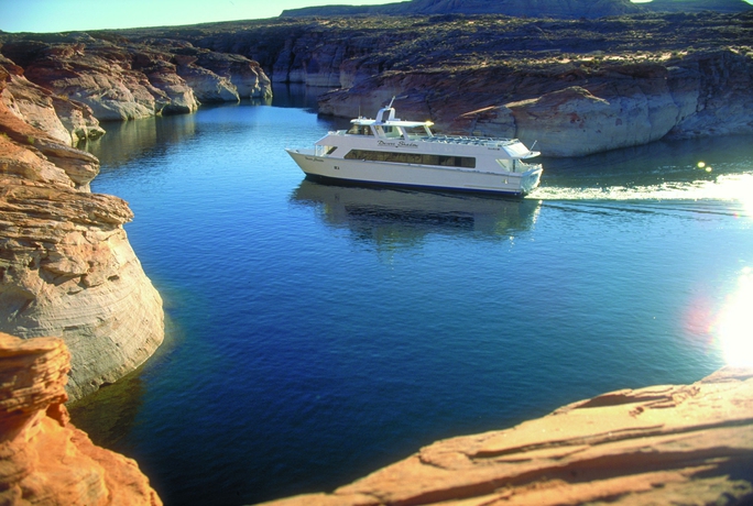 Imagen de los exteriores del Hotel Lake Powell Resort. Foto 12