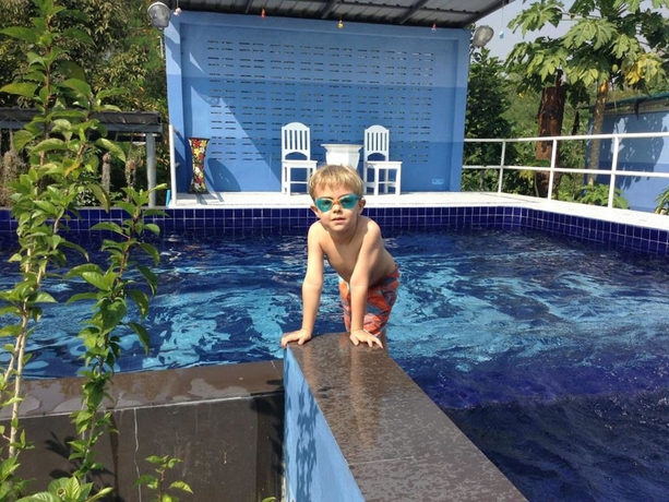 Imagen de la piscina del Hotel Lake Scene Resort. Foto 15