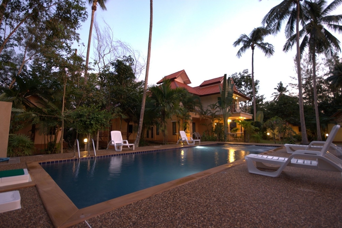 Imagen de la piscina del Hotel Lake Side Bungalow. Foto 14