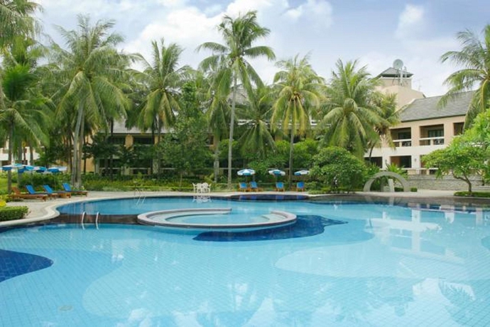 Imagen de la piscina del Hotel Lake View Resort and Golf Club. Foto 16