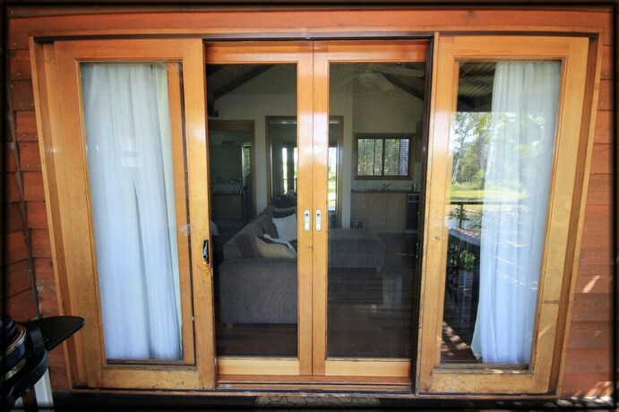 Imagen de los interiores del Hotel Lake Weyba Cottages. Foto 32