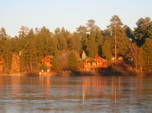 Imagen de los exteriores del Hotel Lake of the Woods Resort. Foto 19