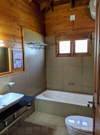 Imagen de la habitación del Hotel LakeRose Wayanad Resort. Foto 17