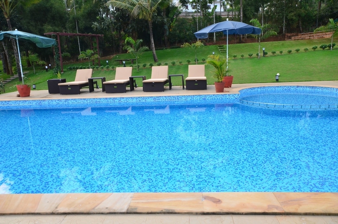 Imagen de la piscina del Hotel LakeRose Wayanad Resort. Foto 18