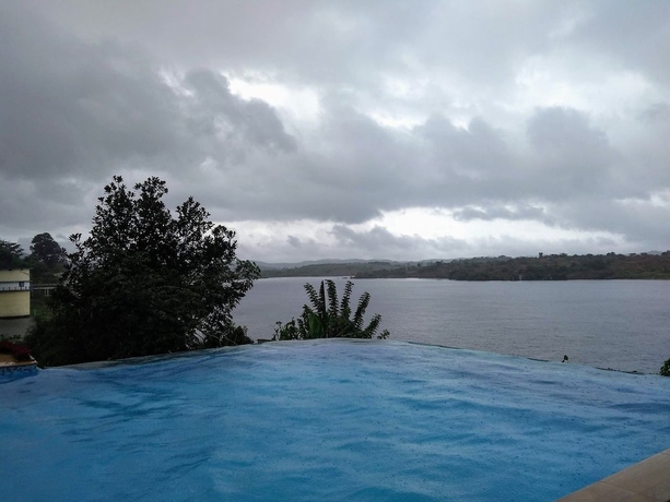 Imagen de la piscina del Hotel LakeRose Wayanad Resort. Foto 19