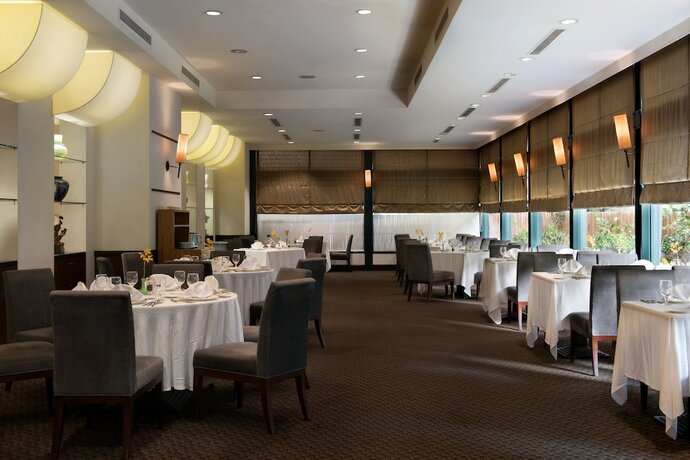 Imagen del bar/restaurante del Hotel Lakeshore Hotel Metropolis. Foto 13