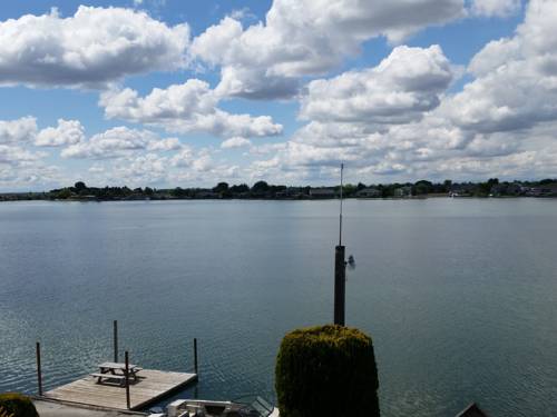 Imagen de la habitación del Hotel Lakeshore Inn Water Front. Foto 1