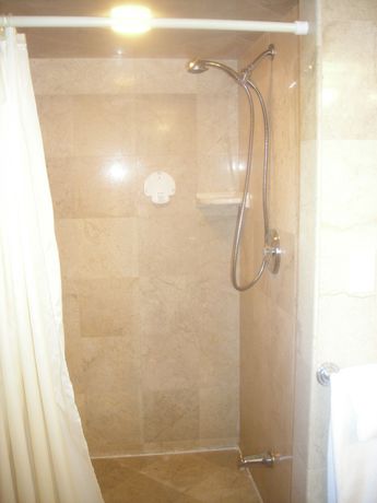 Imagen de la habitación del Hotel Lakeshore Suites. Foto 2