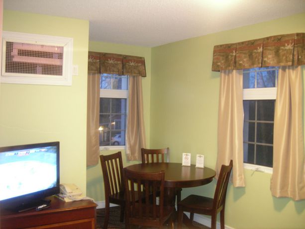 Imagen de la habitación del Hotel Lakeshore Suites. Foto 6