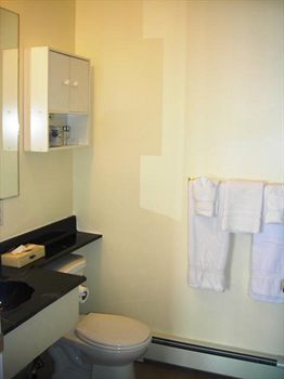 Imagen de la habitación del Hotel Lakeshore Suites. Foto 13