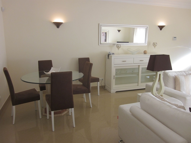 Imagen de los interiores del Hotel Lakeside Country Club. Foto 10