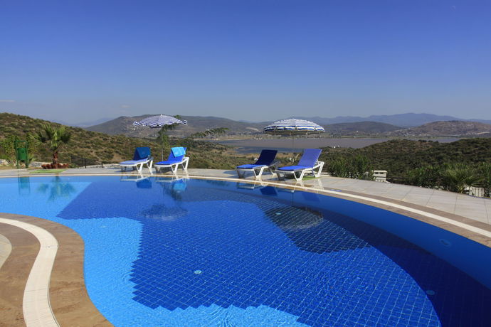 Imagen de la piscina del Hotel Lakeside Garden. Foto 9