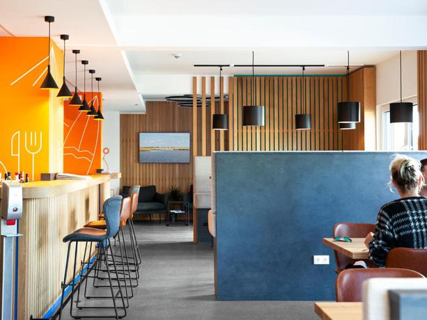 Imagen de los interiores del Hotel Lakeside77. Foto 8