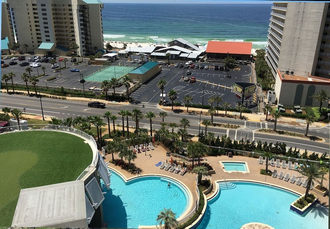 Imagen de la piscina del Hotel Laketown Wharf By Emerald View Resorts. Foto 14