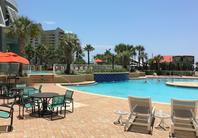 Imagen de la piscina del Hotel Laketown Wharf By Emerald View Resorts. Foto 16