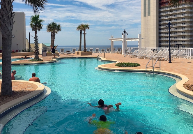 Imagen de la piscina del Hotel Laketown Wharf By Emerald View Resorts. Foto 18