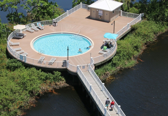 Imagen de la piscina del Hotel Laketown Wharf By Emerald View Resorts. Foto 19