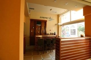 Imagen del bar/restaurante del Hotel Lakonia. Foto 2