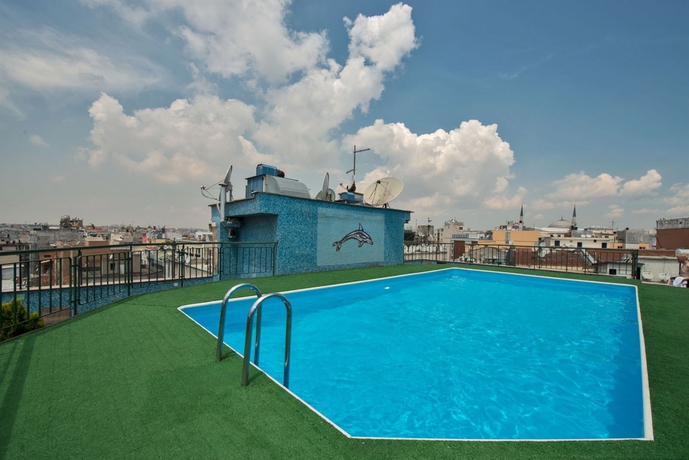Imagen de la piscina del Hotel Laleli Gonen. Foto 7