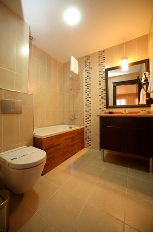 Imagen de la habitación del Hotel Lalinn. Foto 13