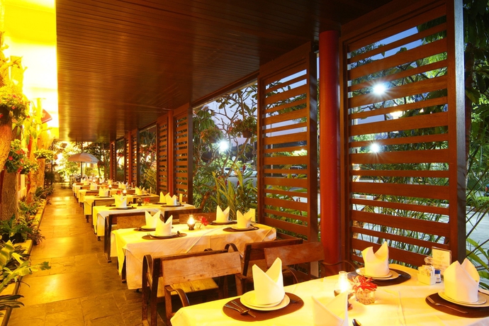 Imagen del bar/restaurante del Hotel Laluna and Resort. Foto 3