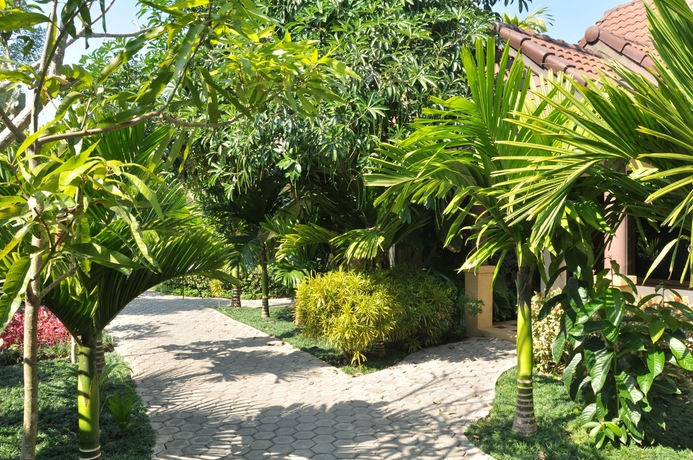 Imagen de los exteriores del Hotel Laluna and Resort. Foto 14