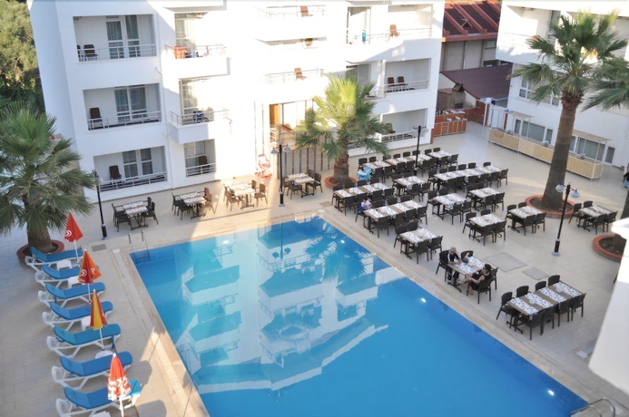 Imagen de la piscina del Hotel Lambada Altinoluk. Foto 17