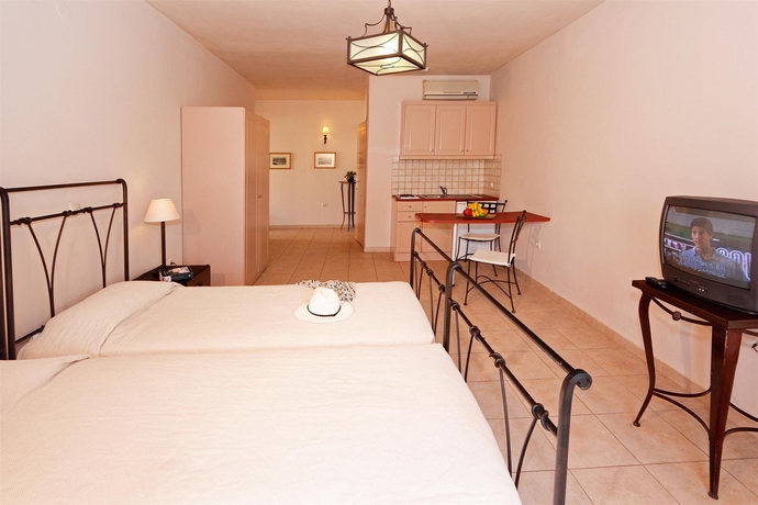 Imagen de la habitación del Hotel Lambrinos Suites. Foto 4