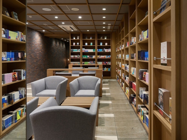 Imagen de los interiores del Hotel Lamp Light Books Sapporo. Foto 16