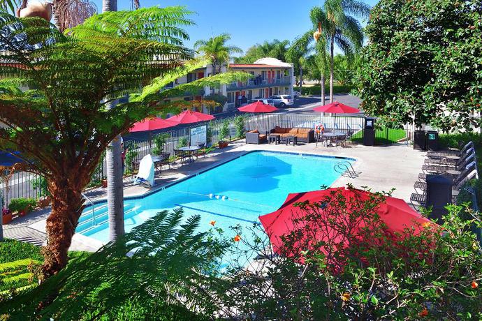 Imagen de la piscina del Hotel Lamplighter Inn and Suites At Sdsu. Foto 15