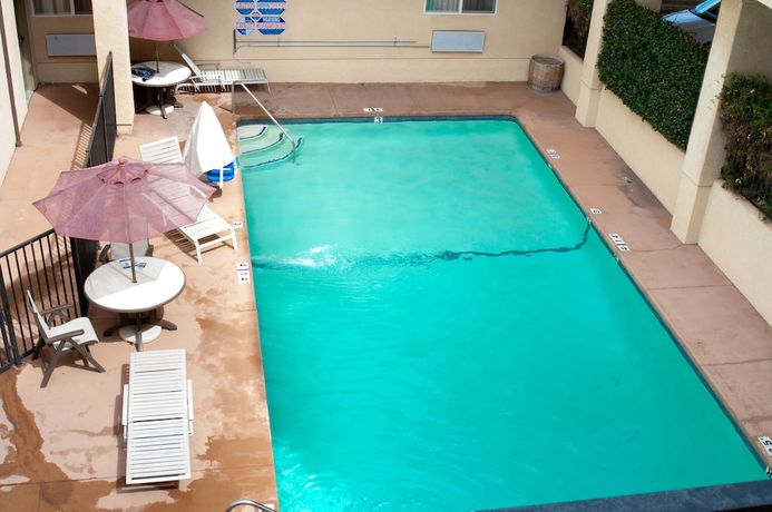 Imagen de la piscina del Hotel Lamplighter Inn and Suites. Foto 19