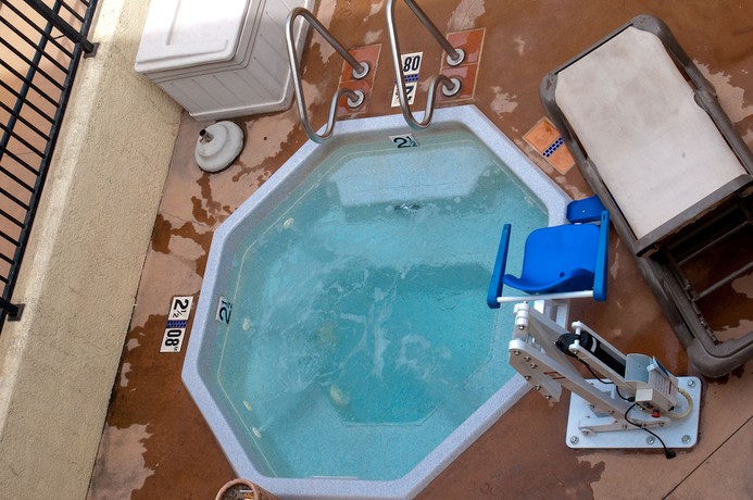 Imagen de la piscina del Hotel Lamplighter Inn and Suites. Foto 20