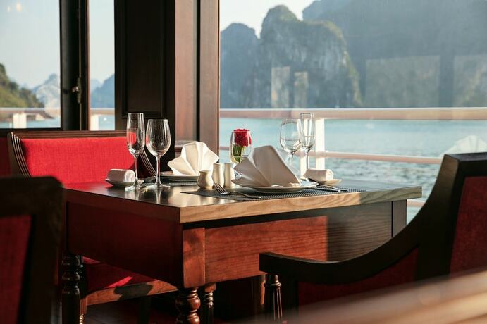 Imagen del bar/restaurante del Hotel Lan Ha Legend Cruise. Foto 14
