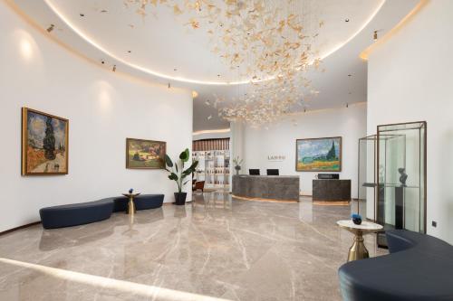 Imagen general del Hotel LanOu International Xishuangbanna Jinghong Gaozhuang. Foto 10