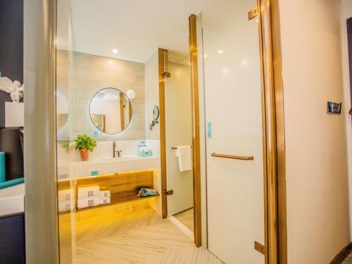 Imagen de la habitación del Hotel LanOu Zhengzhou Dengfeng Songshan Shaolin Cultural City. Foto 13