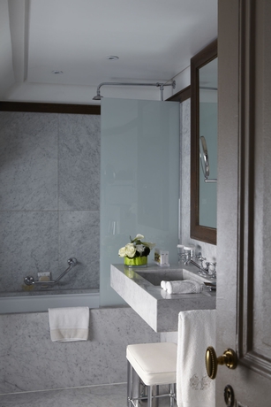 Imagen de la habitación del Hotel Lancaster, París. Foto 6