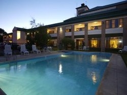 Imagen de la piscina del Hotel Land Express Neuqu&eacute;n. Foto 5