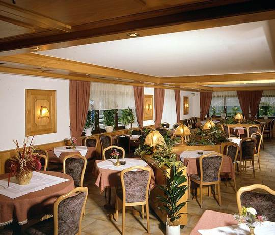 Imagen del bar/restaurante del Hotel Landgasthof Gr&uuml;ner Baum, Oberzent. Foto 3