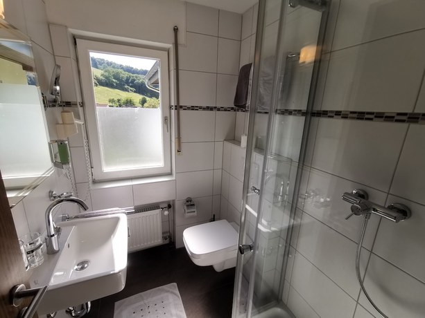 Imagen de la habitación del Hotel Landgasthof Gr&uuml;ner Baum, Oberzent. Foto 10