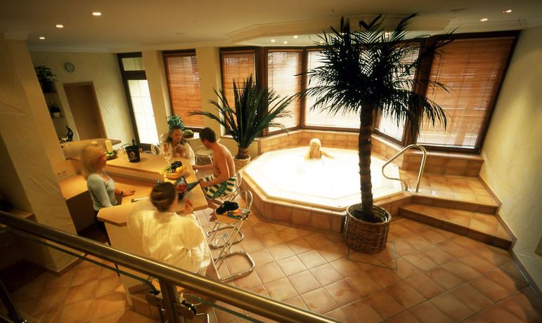 Imagen de la piscina del Hotel Landgasthof Gr&uuml;ner Baum, Oberzent. Foto 20