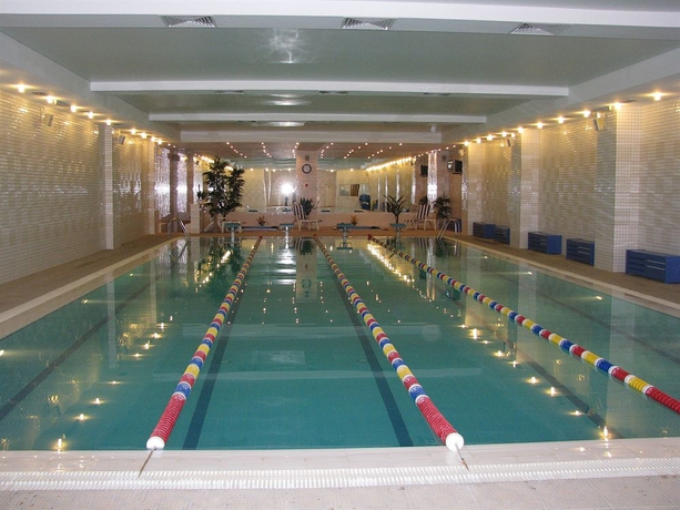 Imagen de la piscina del Hotel Landhaus, Brovary. Foto 6