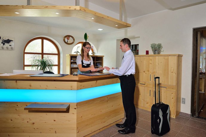 Imagen de los interiores del Hotel Landhotel B&ouml;ld And Restaurant Uhrmacher Oberammergau. Foto 14