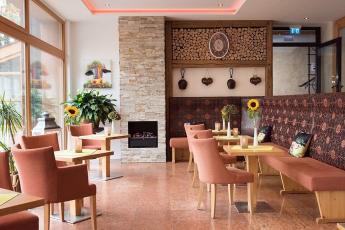 Imagen de los interiores del Hotel Landhotel B&ouml;ld And Restaurant Uhrmacher Oberammergau. Foto 16