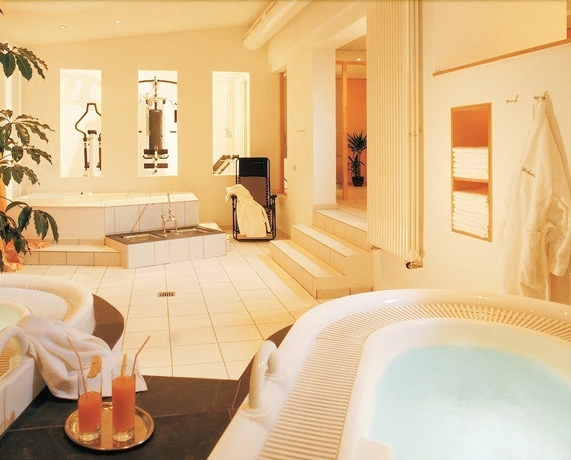 Imagen de la piscina del Hotel Landhotel Oberdeisenhof. Foto 11