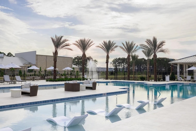 Imagen de la piscina del Hotel Landing Furnished Apartments near THSP. Foto 16